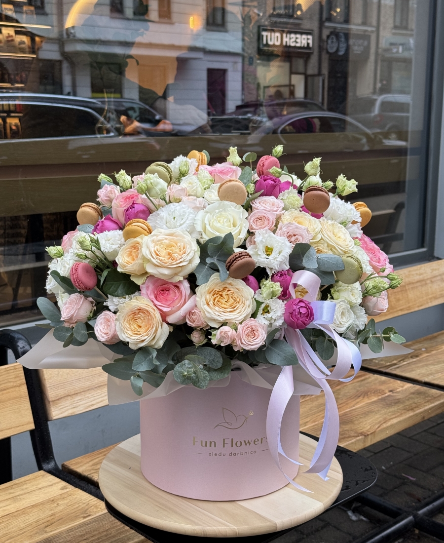 Hatbox mix with french macarons