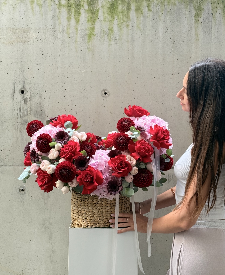 Seasonal WOW basket with dahlias