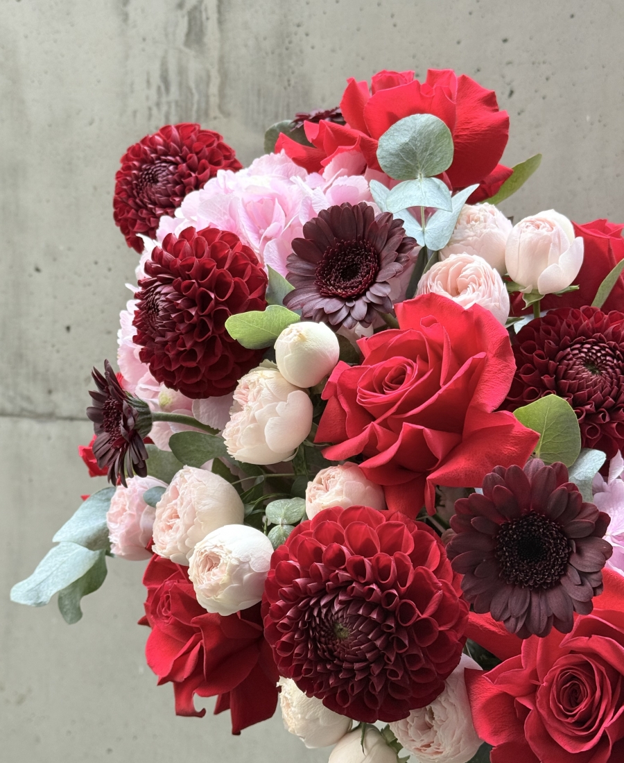 Seasonal WOW basket with dahlias
