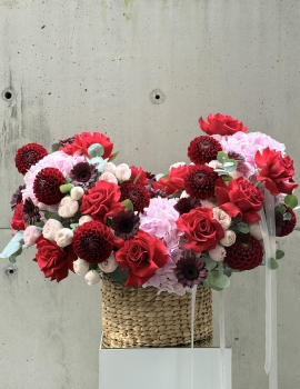 Seasonal WOW basket with dahlias