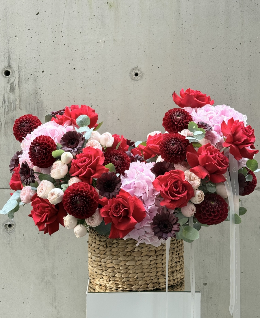 Seasonal WOW basket with dahlias