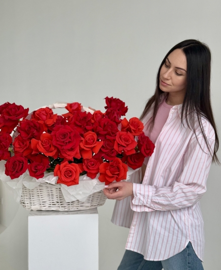 WOW basket with red and scarlet red roses