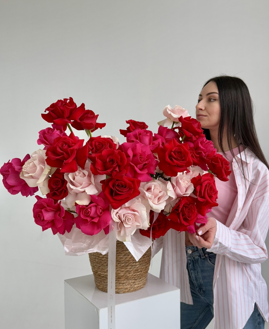 Aromatic WOW basket with roses