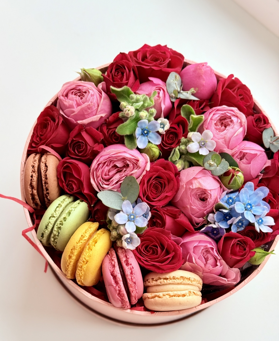 Box of French Macarons (S 21 cm)