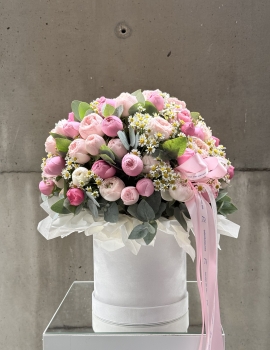 Hat box with spray roses and matrikaria