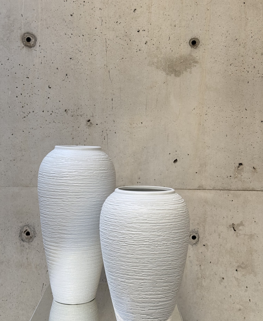 Elegant white ceramic vase (H28cm)