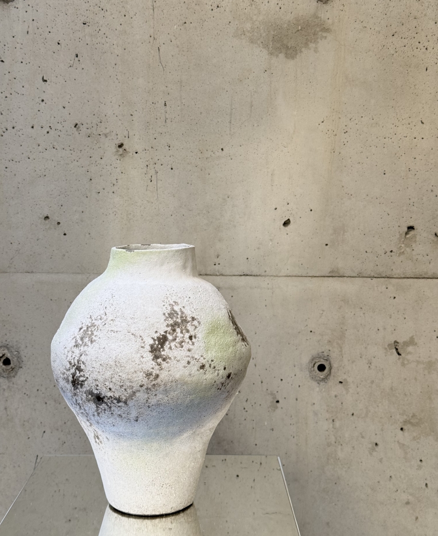 Irregular rustic vase (H31cm)