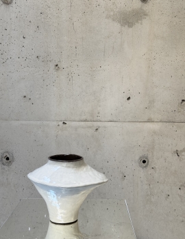 Minimalistic irregular vase (H17cm)