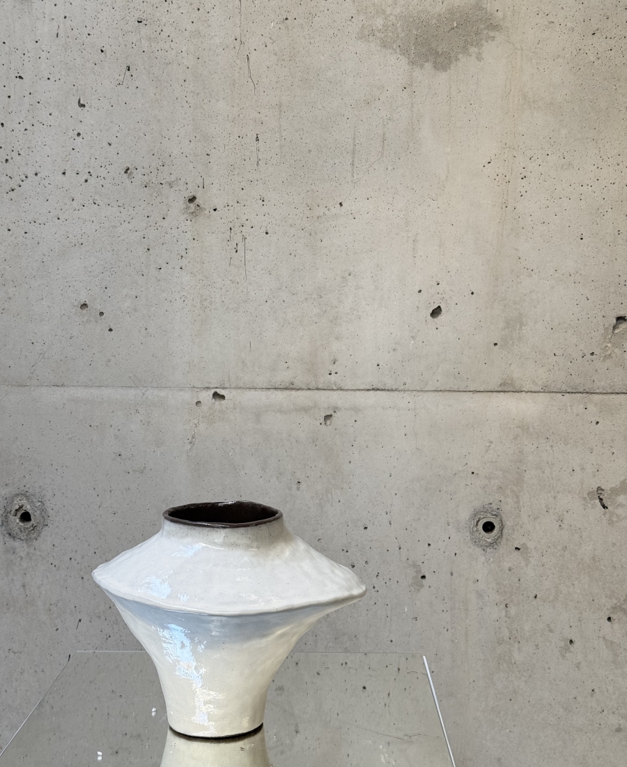 Minimalistic irregular vase (H17cm)