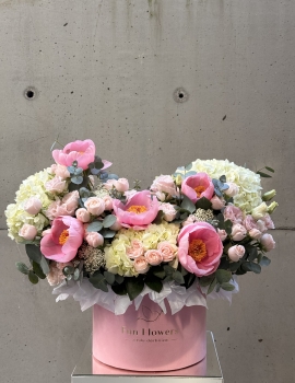 Hatbox with salmon peonies