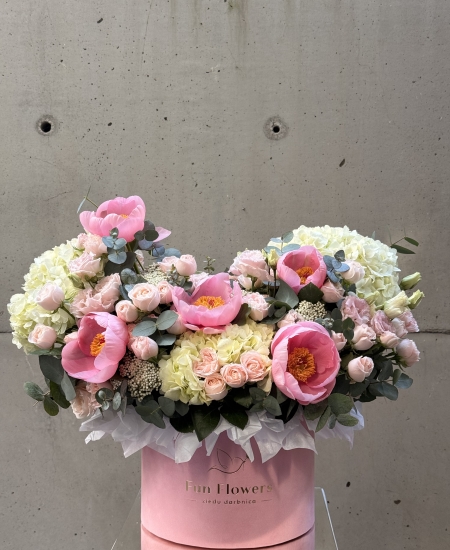 Hatbox with salmon peonies