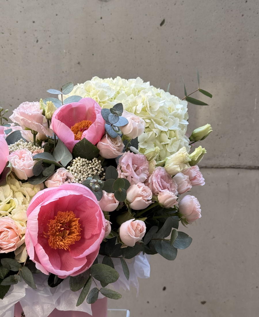 Hatbox with salmon peonies