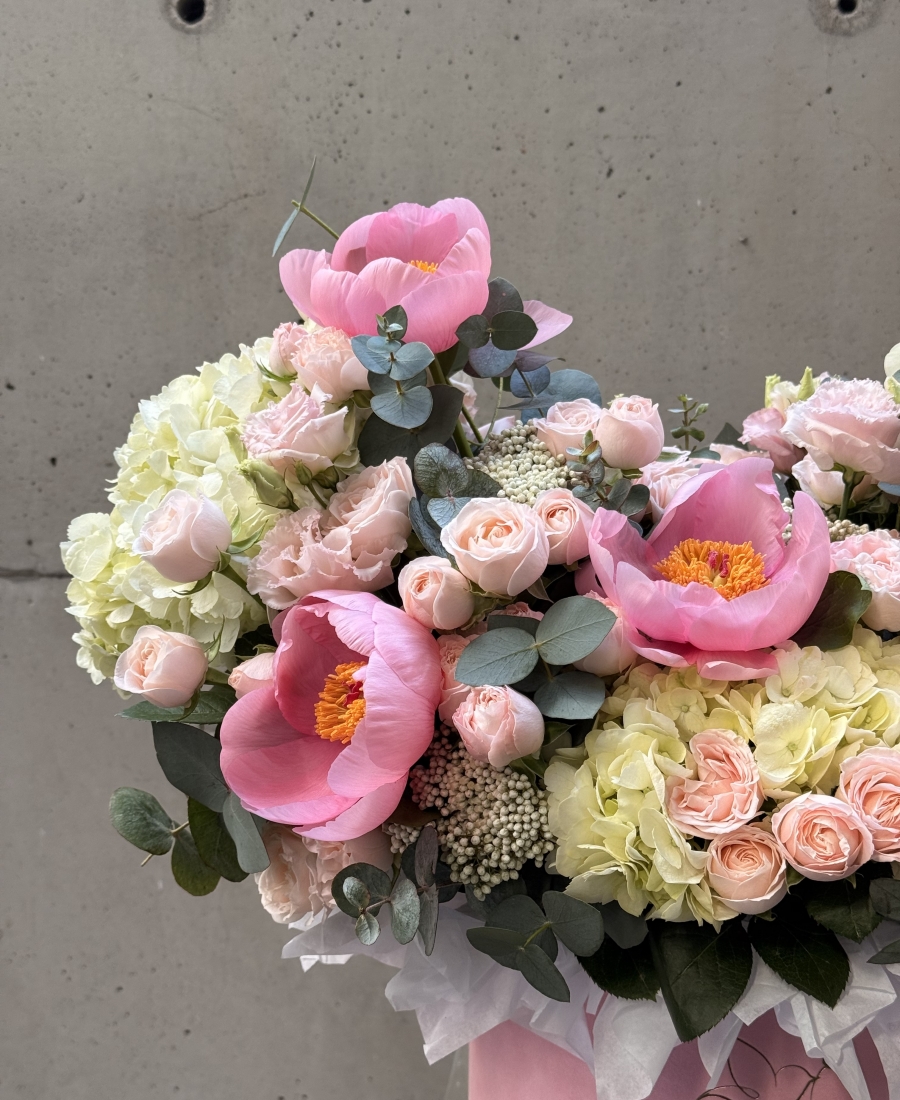 Hatbox with salmon peonies
