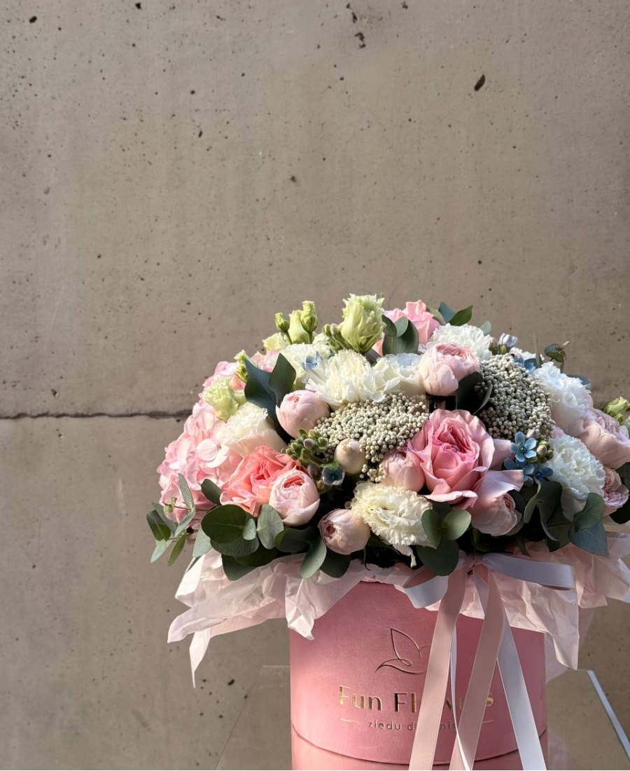Flowers in hatbox “Pink Harmony”