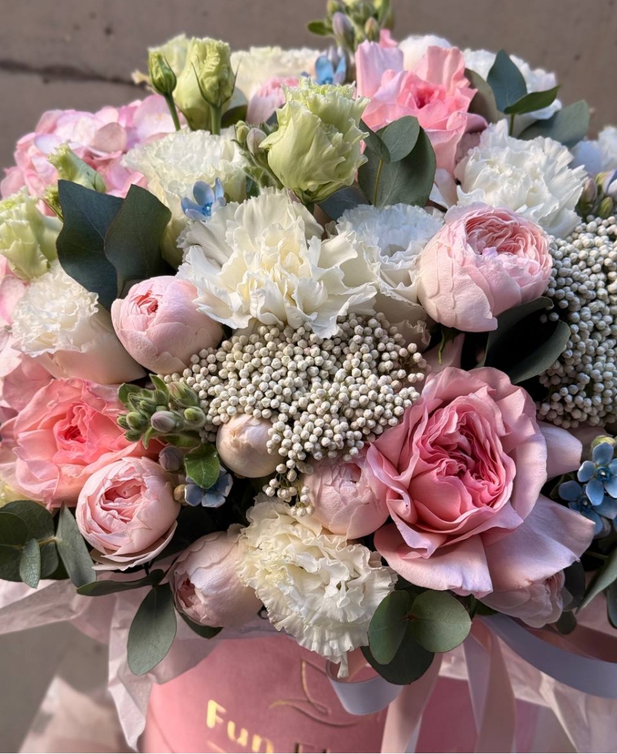 Flowers in hatbox “Pink Harmony”