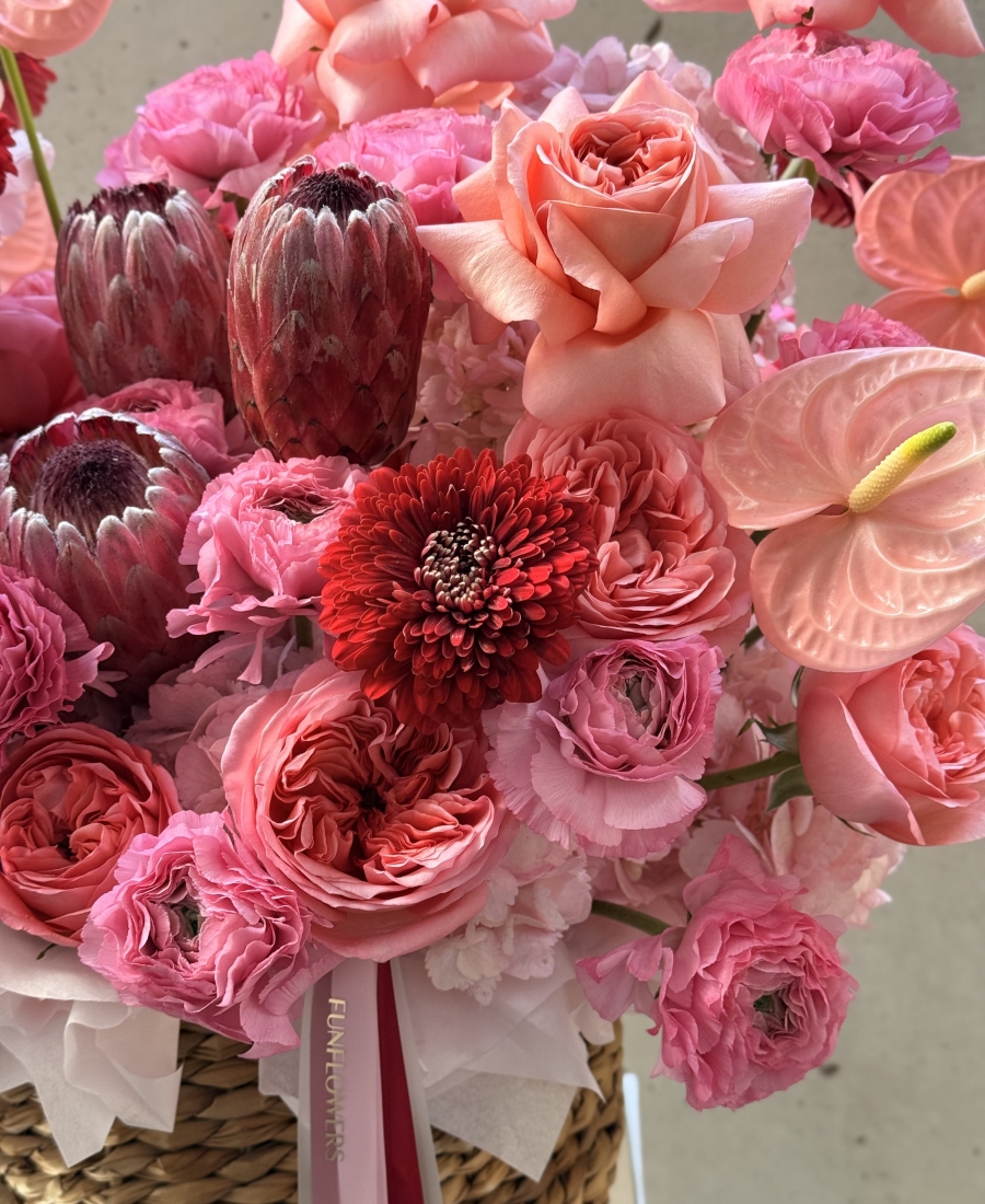 WOW basket with exotics “Pink lagoon”