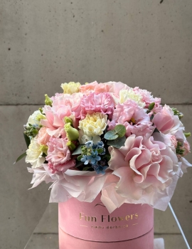 Flowers in hatbox “Sweet love”