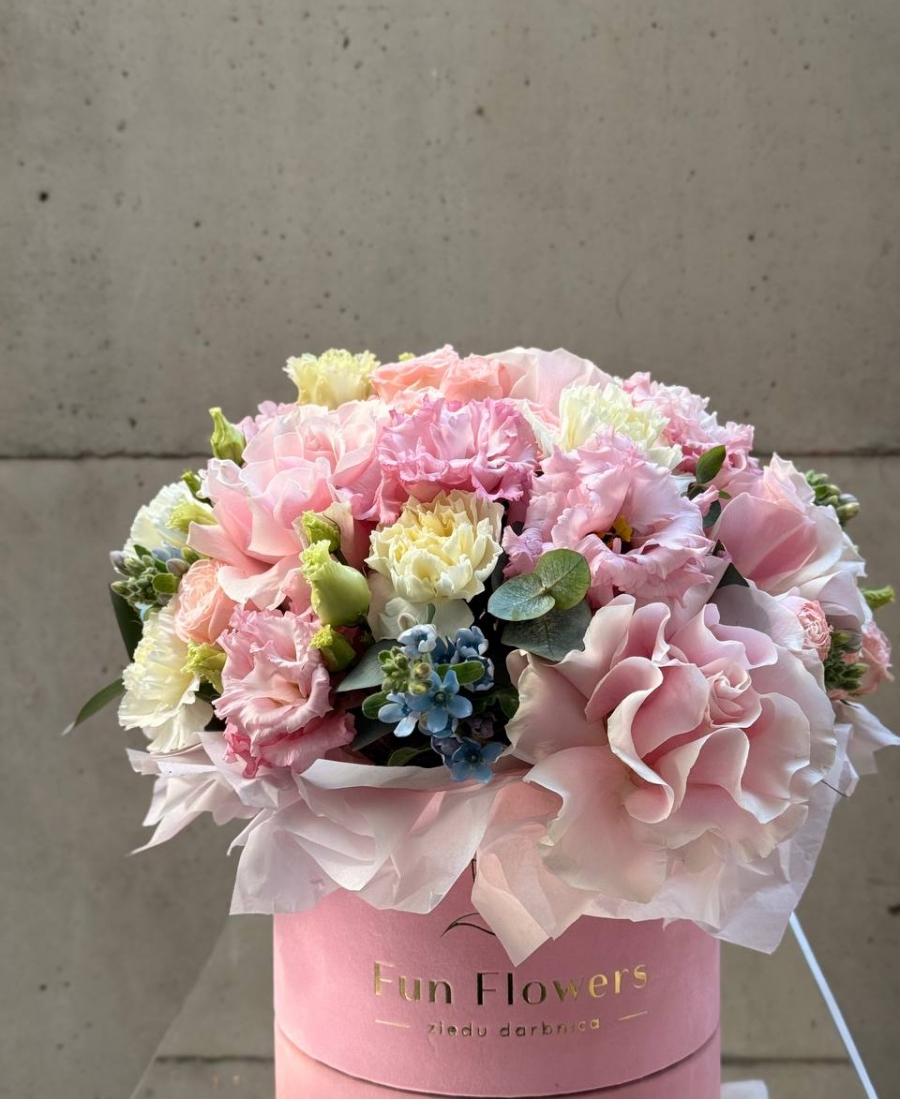 Flowers in hatbox “Sweet love”