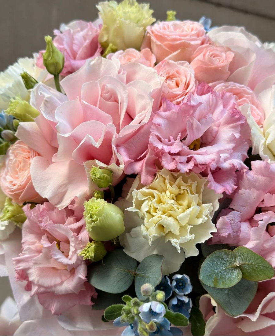 Flowers in hatbox “Sweet love”