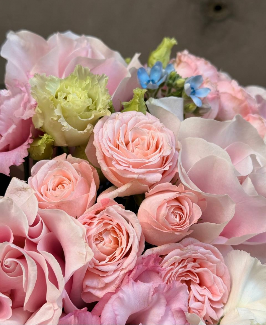 Flowers in hatbox “Sweet love”