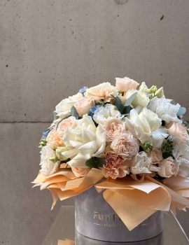 Flowers in hatbox “Apricot Sky”