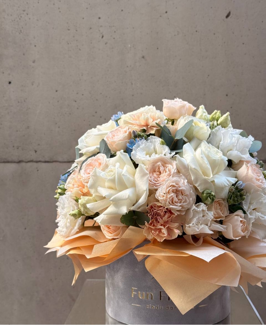 Flowers in hatbox “Apricot Sky”