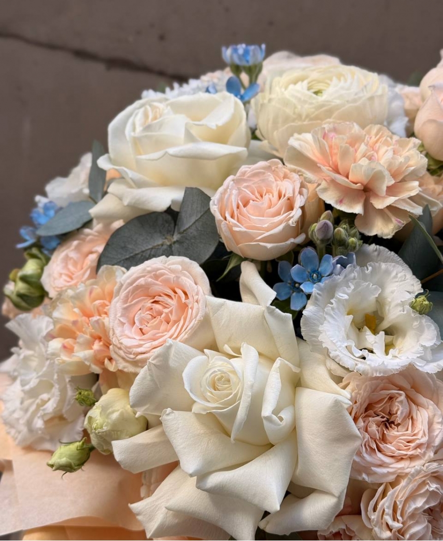 Flowers in hatbox “Apricot Sky”