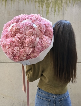 Wow bouquet from hydrangeas “Lacey Clouds”