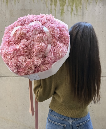 Wow bouquet from hydrangeas “Lacey Clouds”