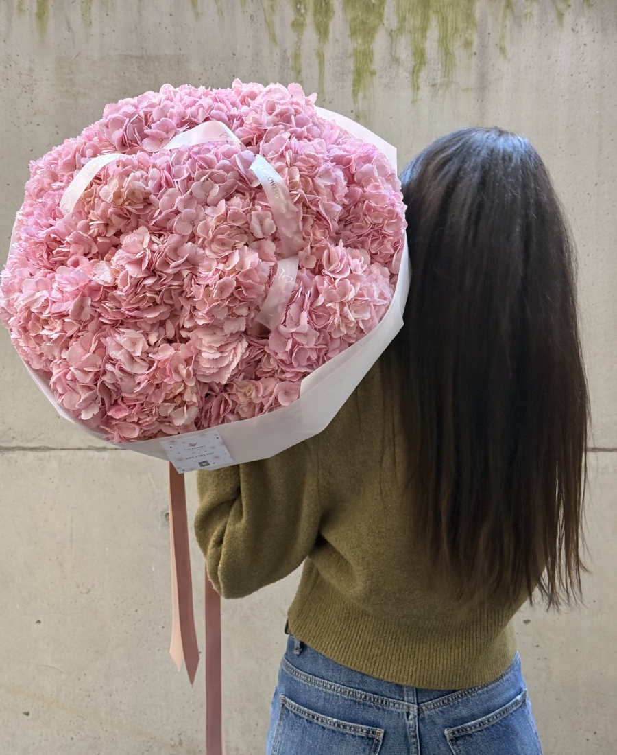 Wow bouquet from hydrangeas “Lacey Clouds”