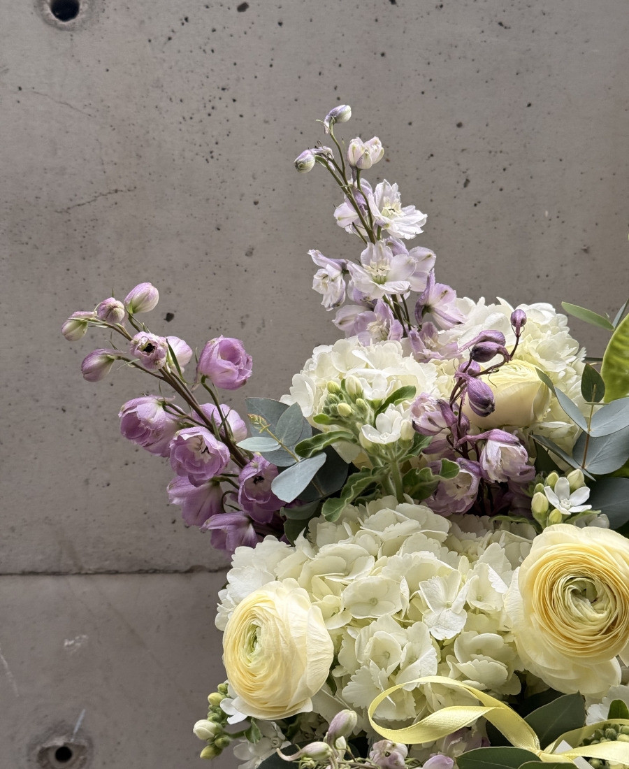 Exotic flowers in hatbox “Green softness”