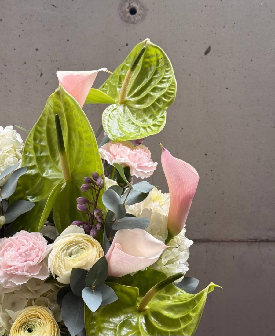 Exotic flowers in hatbox “Green softness”