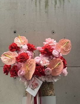 Box with anthurium “Bold love”