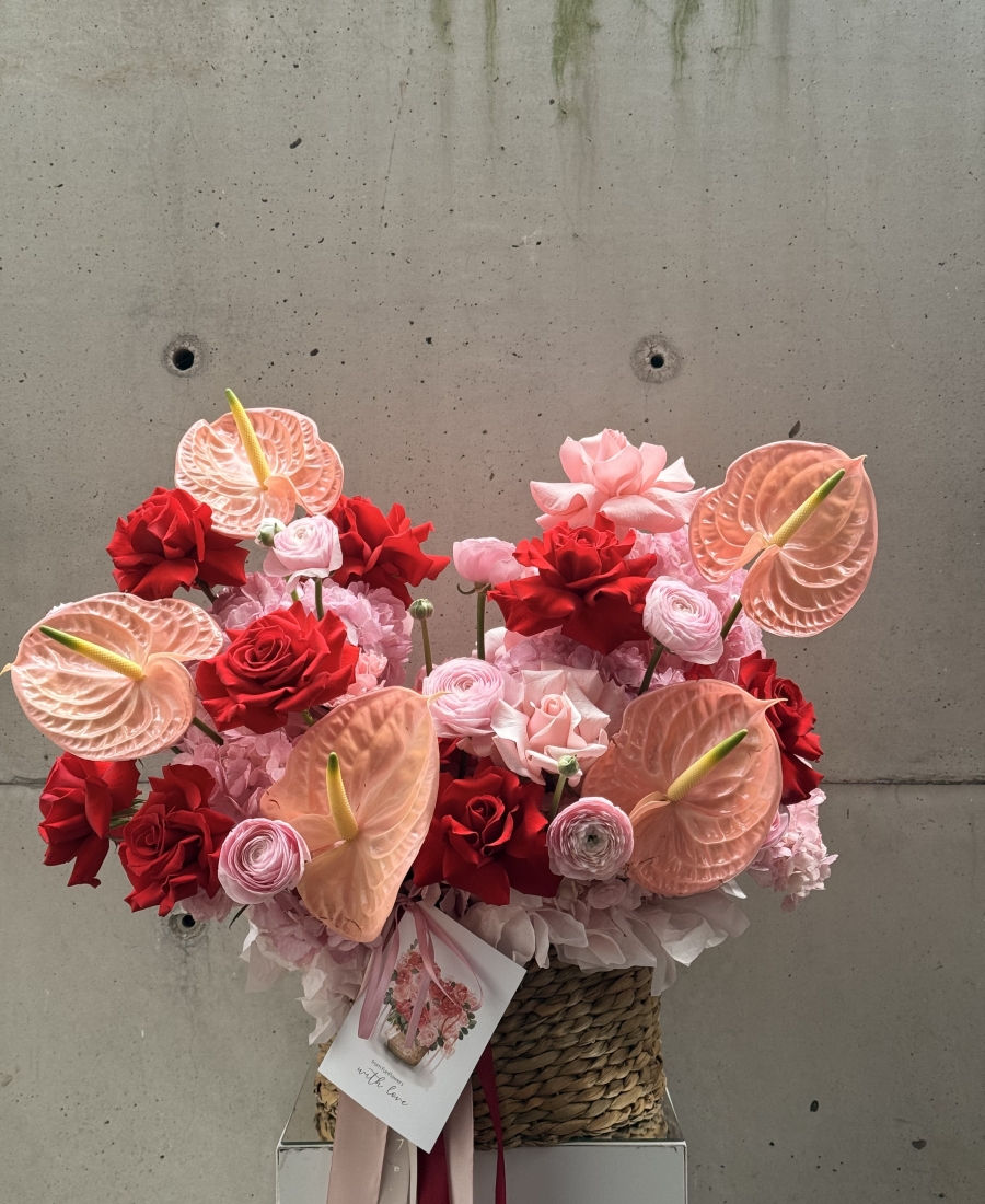 Box with anthurium “Bold love”