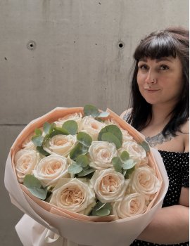 Букет роз «Classic DUO — White O’Hara with Eucalyptus»