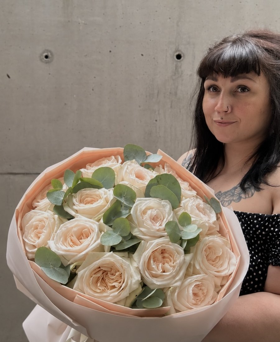 Букет роз «Classic DUO — White O’Hara with Eucalyptus»
