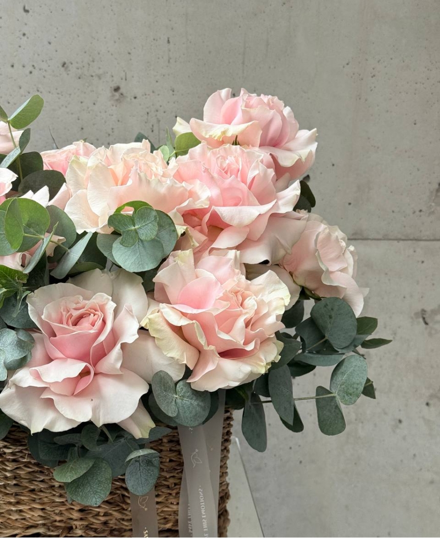 Basket with aromatic French roses “Pink Mondial”