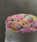 Flower box with French Macarons (XL 30 cm)