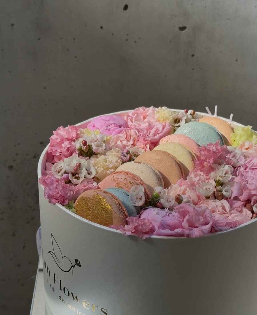 Flower box with French Macarons (XL 30 cm)