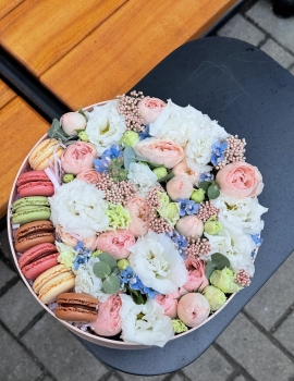 Box with French Macarons (L 25 cm)
