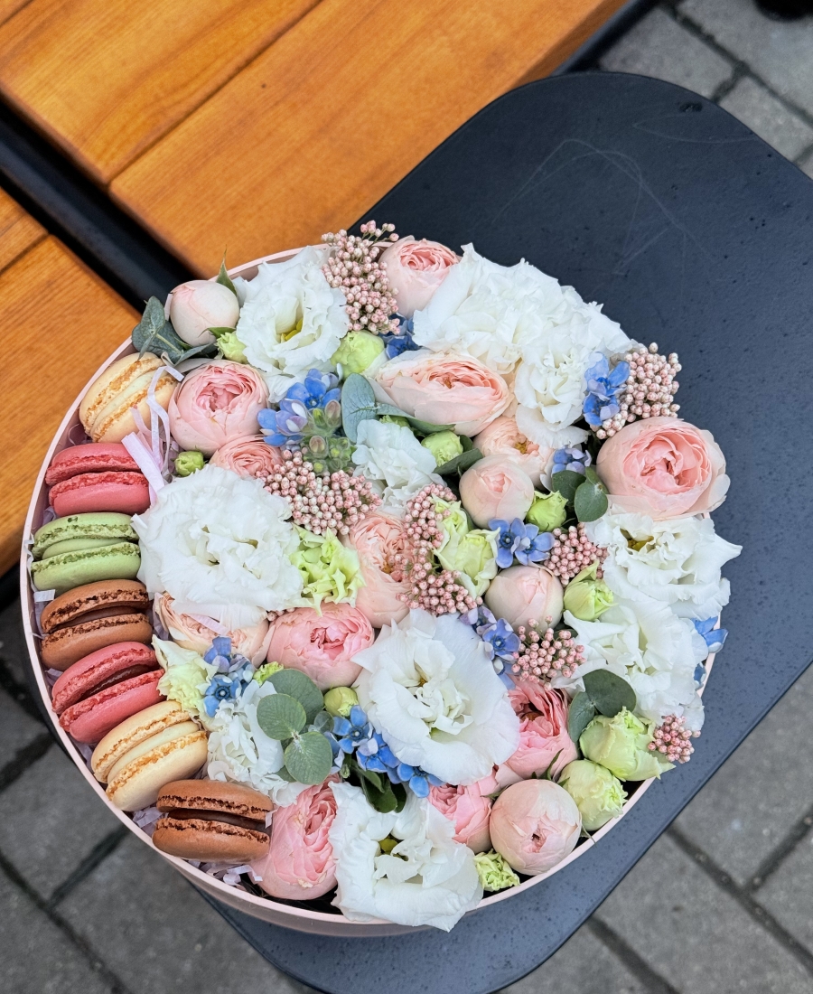 Box with French Macarons (L 25 cm)