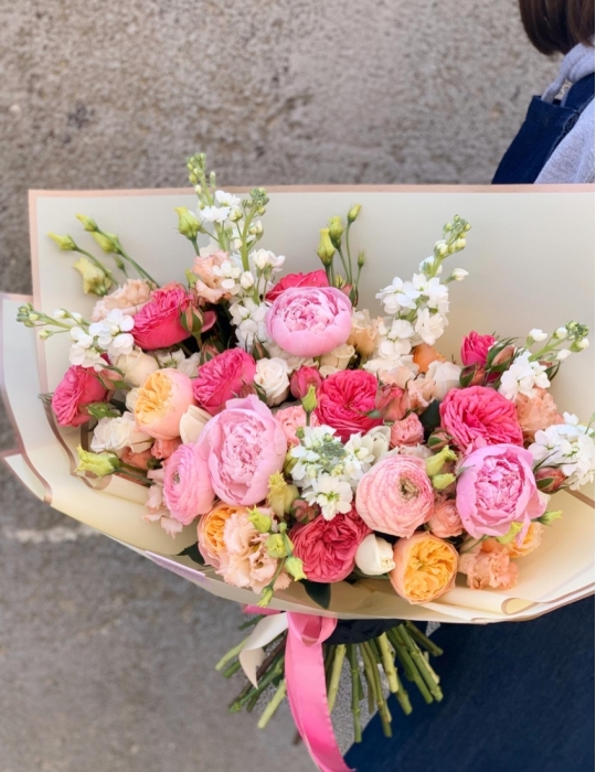 Autora pušķis ar peonijām, rozēm un matjolām
