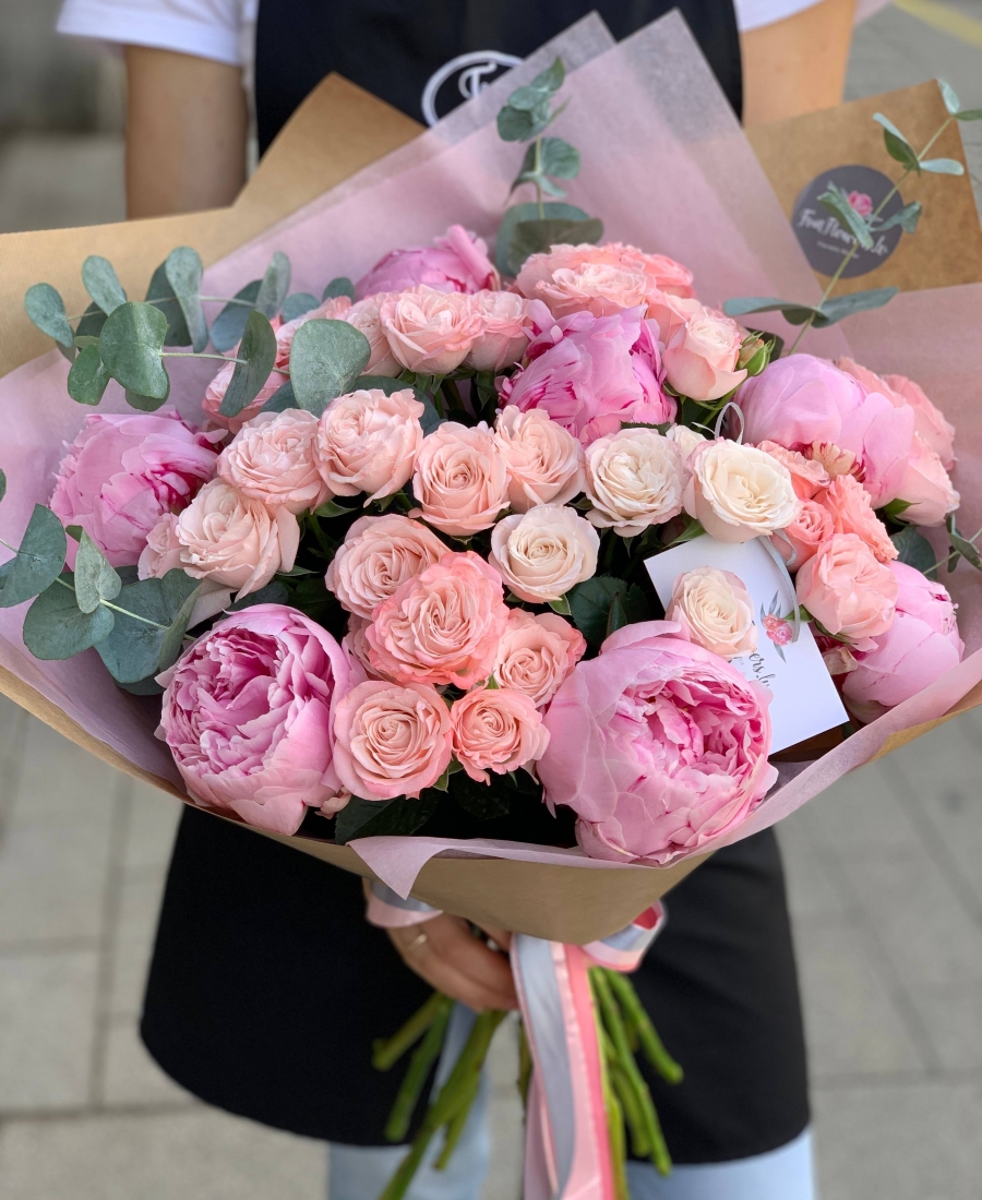 Pušķis rozā ar peonijām un rozi