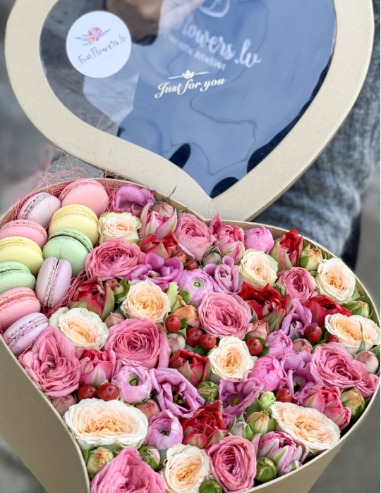 Flower box with French Macarons (XL 30 cm)