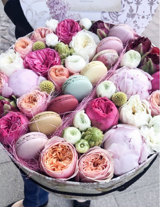 Flower box with French Macarons (XL 30 cm)